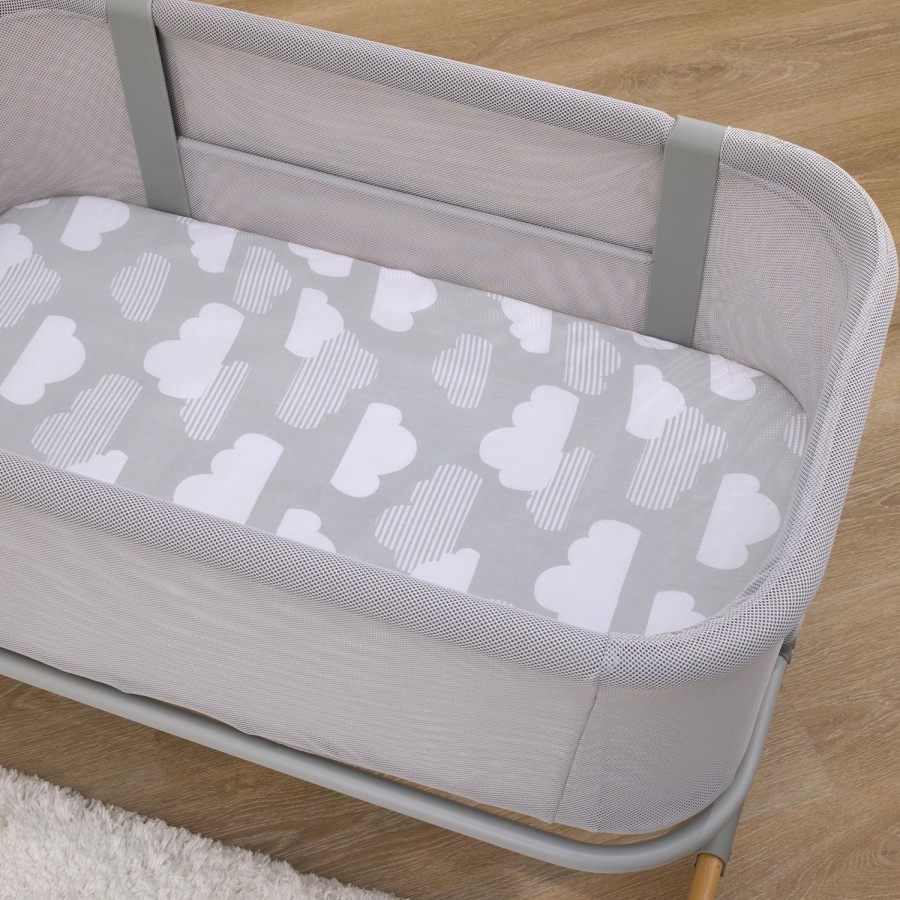 Baby Spullen Skip Hop | Skip Hop Cosy-Up 2-In-1 Nachtkastje Grijze En Witte Wolken 100% Katoenen Wieglaken